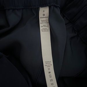 Lululemon Noir Crop in Navy Size 6